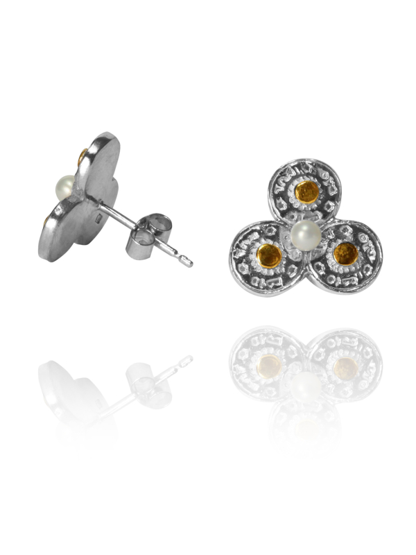 One stud earrings